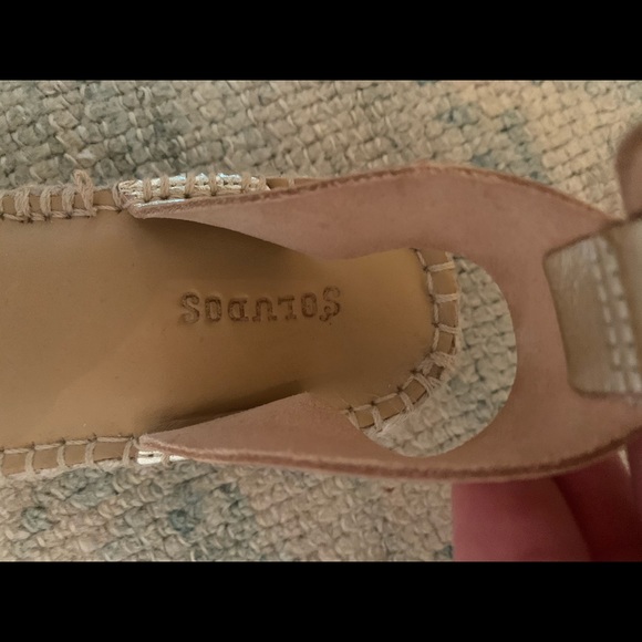 Gold saludos- worn once 1 inch platform - Picture 4 of 8